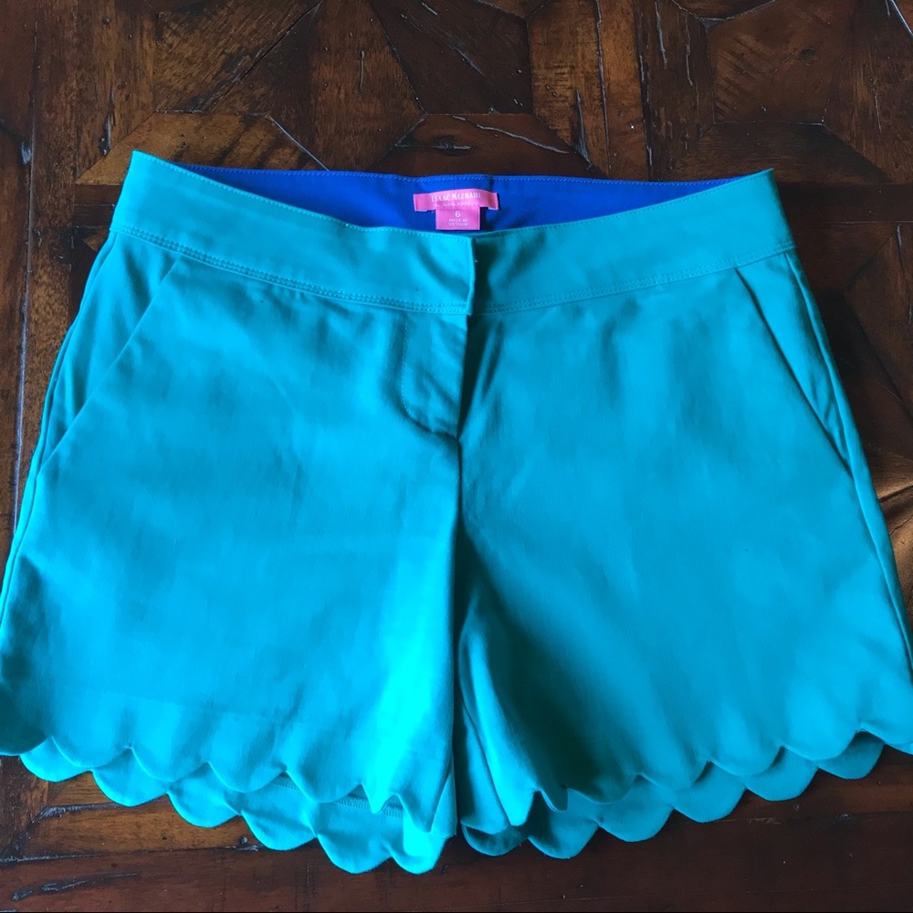 Cute scalloped shorts!